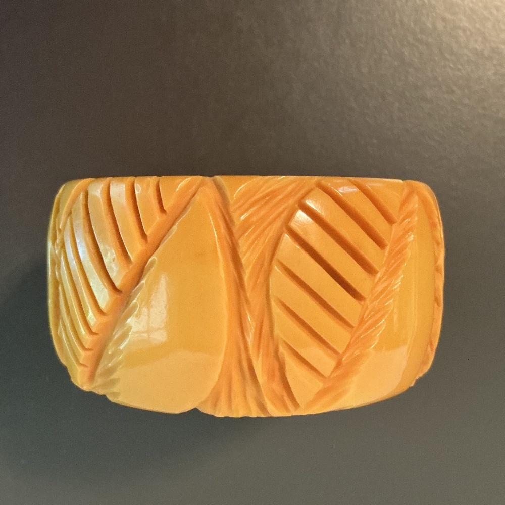 Deeply carved WIDE VINTAGE BAKELITE BANGLE TESTED.